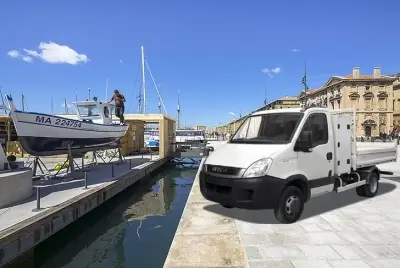 camion benne sur le Vieux Port de Marseille